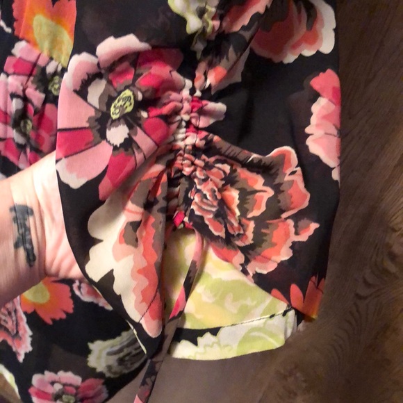 Multicolored Floral Flutter Sleeve Tunic Top - Picture 4 of 9